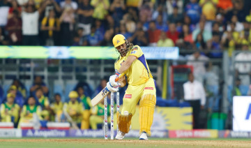 धोनीले उत्कृष्ट फिनिसिङ गरेको खेलमा चेन्नईले मुम्बईलाई २० रनले हरायो
