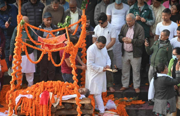 पशुपति आर्यघाटमा पूर्वसभामुख ढुंगानाको अन्तिम बिदाइ (तस्वीरहरू)