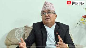प्रमुख निर्वाचन आयुक्तकाे प्रश्न : माधव नेपाललाई आयाेगले राष्ट्रिय सम्मानको घोषणा गर्नुपर्ने हो र ?