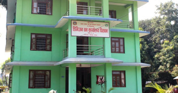 भूकम्प प्रभावित बसेको बस्ती हटाउँदै डिभिजन वन कार्यालय