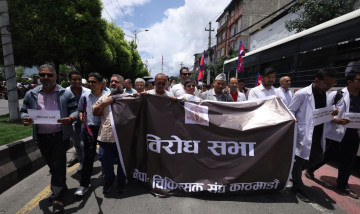 सेतो कोटसहित चिकित्सकहरू सडकमा, बिरामीको बिचल्ली