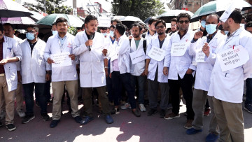 सरकारलाई चिकित्सकहरूको चेतावनी- दोषीमाथि कारबाही नभएसम्म आन्दोलन रोक्दैनौँ