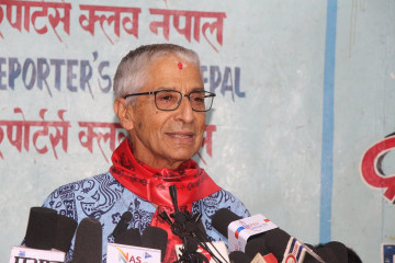 तीनकुनेमा ज्यान गुमाएका पत्रकार रजकको परिवारलाई सुन्दरमणि दीक्षितले दिए एक लाख रुपैयाँ