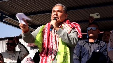 सुकुम्बासीलाई उचाल्दै दुर्गा प्रसाईंले भने- बालेनकै घर भत्काउन जानुस् (भिडियो)