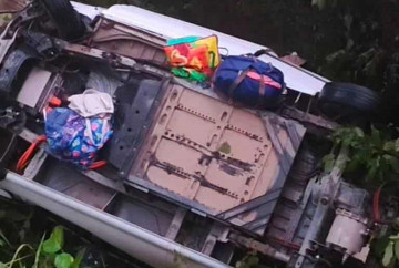 मन्थलीबाट काँकरभिट्टा गइरहेको रात्रिबस झापामा दुर्घटना हुँदा १९ जना घाइते