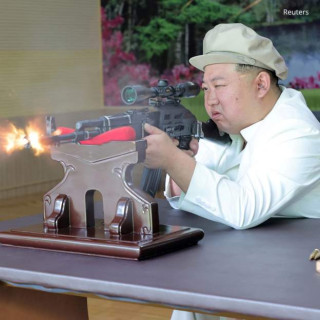 हतियार कारखाना पुगे उत्तर कोरियाली नेता उन, आफैँ चलाए राइफल 