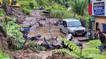 ताप्लेजुङको फक्ताङलुङ गाउँपालिकाको केन्द्रमा पहिरोः सभाकक्षसहित आवासीय क्षेत्रमा क्षति, सवारीसाधन पुरिए