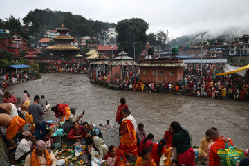 बाबुको मुख हेर्ने दिन गोकर्णेश्वर मन्दिरमा श्रद्धालुहरूको घुइँचो (तस्वीरहरू)