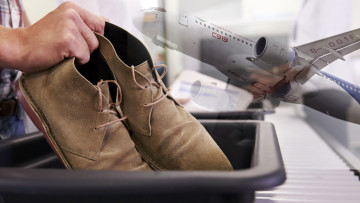 विमानस्थलमा किन खोल्न लगाइन्छ जुत्ता र बेल्ट ? (भिडियोसहित)