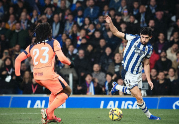 बार्सिलोना पराजित, रोमाञ्चक मोडमा उपाधि होड