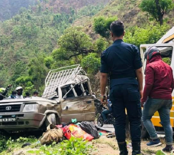 काभ्रेमा भारतीय पर्यटक चढेको गाडी र जिप ठोक्किए, पाँच जनाको मृत्यु 