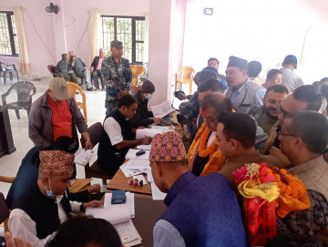 गगन थापाले दर्ता गराए उम्मेदवारी