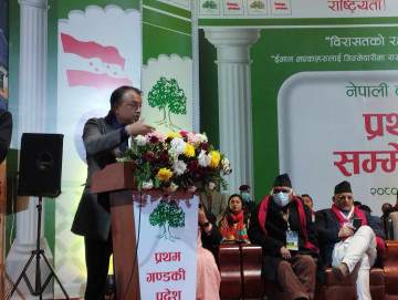 रास्वपाबारे गगन थापा- सबै गर्ल्यामगुर्लुम बिग्रेपछि फोहोरको डङ्गुरमा उभिन चाहन्छ 