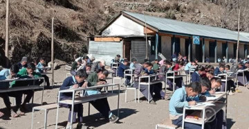 घाममा बसेर परीक्षा दिँदै हुम्लाका विद्यार्थी