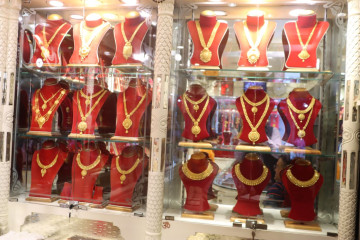 आज पनि सुनको मूल्य घट्यो, कतिमा हुँदै छ कारोबार ?