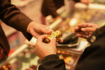 तोलामा चार हजारले घट्याे सुनकाे मूल्य, चाँदीकाे मूल्य कति ?
