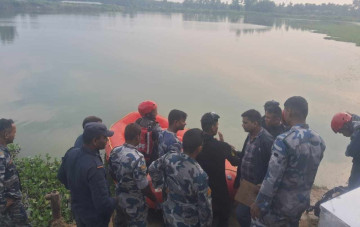 सर्लाहीको पोखरीमा कार डुब्योः दुई जना बेपत्ता, खोजीमा खटियो सशस्त्र प्रहरीको गोताखोर