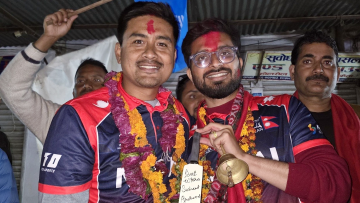 राष्ट्रिय टोलीको जर्सी लगाएर रास्वपालाई भोट माग्न चुनावी मैदानमा उत्रिए ज्ञानेन्द्र मल्ल