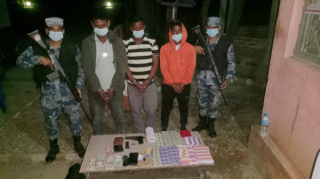 सिरहाको लहान नगरपालिकाबाट हातहतियारसहित तीन जना पक्राउ