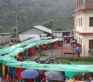 मकवानपुरमा कतै प्लास्टिक ओढेरै मतदान, कतै स्थगित