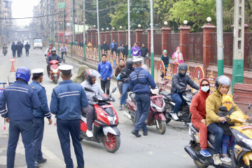 बिहानैदेखि ट्राफिक प्रहरीको चेकिङमा कडाइ, नियम तोडे दिनभर होल्ड गरिने (तस्वीरहरू)