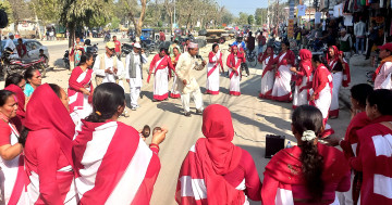 बसाइँसँगै सर्‍यो होली