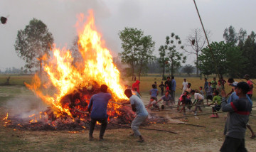 परम्परागत रूपमा होली मनाउँदै कञ्चनपुरका थारू समुदाय