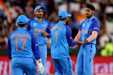 विश्वकपको सेमिफाइनल समीकरण पूरा, भारतले इंग्ल्यान्ड र पाकिस्तानले न्यूजिल्यान्डसँग खेल्ने