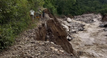 इर्खुवाको बाढीले साल्पासिलिछोमा सडक बगायो, गाउँपालिका अध्यक्ष भन्छन्- हाम्रो बजेटले मात्र बनाउन सकिन्न