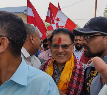 भरतपुर महानगरको मेयरमा स्वतन्त्र उम्मेदवारी दिन बाजागाजासहित पुगे कांग्रेस नेता पौडेल