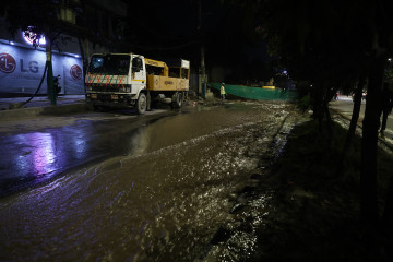 काठमाडौंको नयाँ बानेश्वर–तीनकुने सडकखण्डमा खानेपानीको पाइप फुट्दा सडक जलमग्न