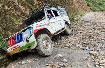 भिरकोटबाट दमौली आउँदै गरेको जिप झापुटारमा दुर्घटना, ६ जना घाइते
