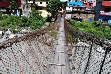 मर्मतको पर्खाइमा छ १ सय ३५ वर्ष पुरानो झोलुङ्गे पुल