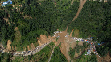 ड्रोनबाट खिचिएका तस्वीर र भिडियोमा हेर्नुहोस् झ्याप्लेखोलाको पहिराे