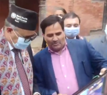 आफूले गाईजात्रेमा क्यारिकेचरकाे पात्र बनाएका डब्लूएचओका महानिर्देशक टेड्रोसलाई भेटे मनोज गजुरेलले 