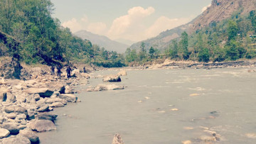 झोलुङ्गे पुलबाट कालीगण्डकी नदीमा खसेका युवाको जीवितै उद्धार, उपचारका लागि हेलिकोप्टरमा पाेखरा लगिँदै