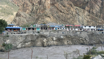 जोमसोम बजारमा कालीगण्डकीको कटान