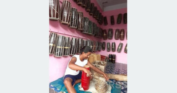 विदेशबाट फर्केर मादल बनाउँदै कमल