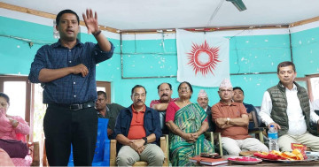 पार्टी कार्यालय पुगेका कमल थापालाई एमाले मकवानपुरको स्वागत