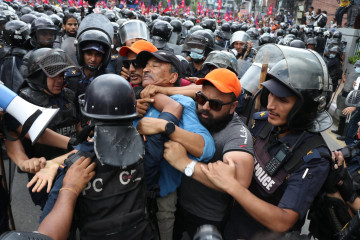 चाैथो दिनमा उत्तेजक बन्यो राजावादीको प्रदर्शन, प्रहरीले गर्‍यो लाठी चार्ज, केही घाइते