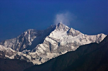 चार विदेशीसहित १४ जनाले गरे कञ्चनजङ्घा आरोहण