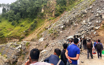 राज्यको ल्याकत नापिरहेको ‘कर्णाली राजमार्ग’ : घाटामा स्याउ व्यवसायी, यात्रुलाई भगवान् भरोसा