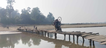 लालझाडीका बासिन्दालाई नदी तर्न काठे पुलकै भर, शुल्क तिर्नुपर्ने बाध्यता