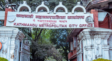१९६ विद्यालयले  मानेनन् नेपाली नाम राख्न, अदालतकाे आदेशले कारबाही गर्न राेकियाे महानगर
