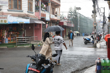 सामान्य वर्षाले काठमाडाैंवासीलाई राहत (तस्वीरहरू)