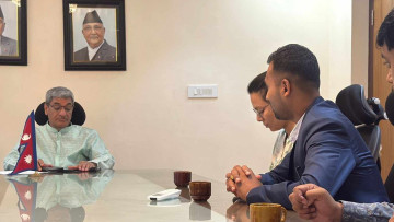 डाक्टर केशव श्रेष्ठले गृहमन्त्रीलाई भेटेर सुनाए पीडा