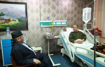 अस्पताल पुगेर प्रधानमन्त्री प्रचण्डले लिए उपप्रधानमन्त्री खड्काको स्वास्थ्य स्थितिबारे जानकारी