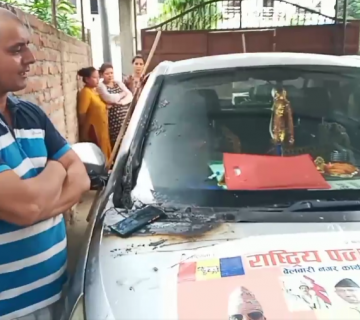 मध्यराति बेलबारीमा मेयर उम्मेदवारकाे घरैमा पसेर गाडीमा आगजनी