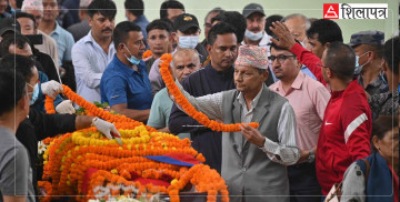 नेम्वाङको पार्थिव शरीरलाई अन्तरिम मन्त्रिपरिषद्का अध्यक्ष रेग्मीले दिए अन्तिम श्रद्धाञ्जली 