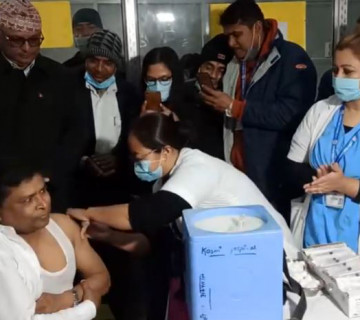 प्रदेश १ मा कोसी अस्पतालका सुपरिटेन्डेन्ट दासले लगाए कोरोनाविरुद्धको पहिलो खोप